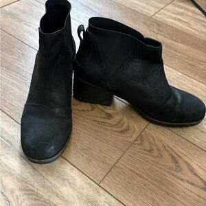 Sorel black leather ankle boots. I believe these are the Cate Chelsea Boot. EUC.